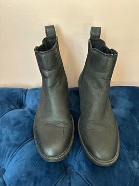 UGG Black Chelsea Boots - Women, size 8.5 USA, waterproof